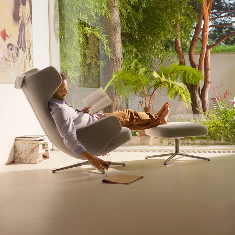 Fauteuil GRAND REPOS & OTTOMAN tissu Credo bleu foncé/ noir VITRA