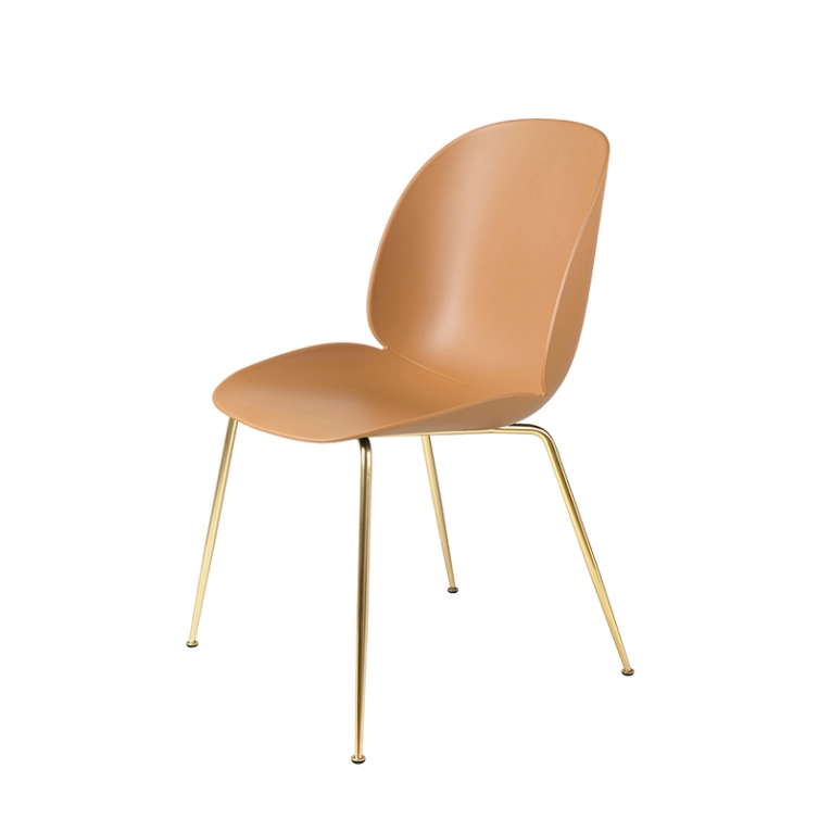 Chaise BEETLE Marron ambre GUBI
