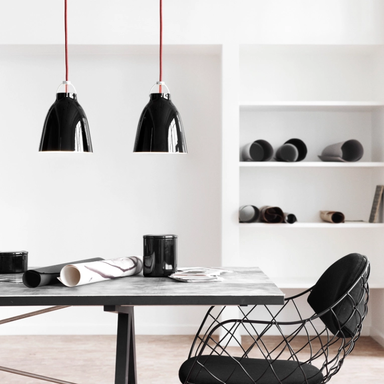 Suspension CARAVAGGIO P1 Noir brillant/ câble rouge FRITZ HANSEN