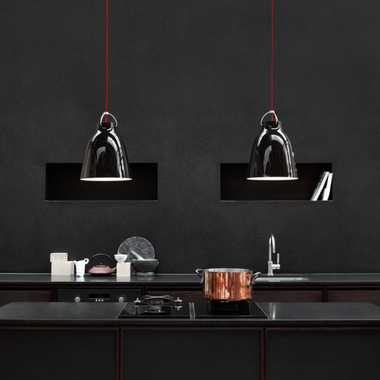 Suspension CARAVAGGIO P2 Noir brillant/ câble rouge FRITZ HANSEN