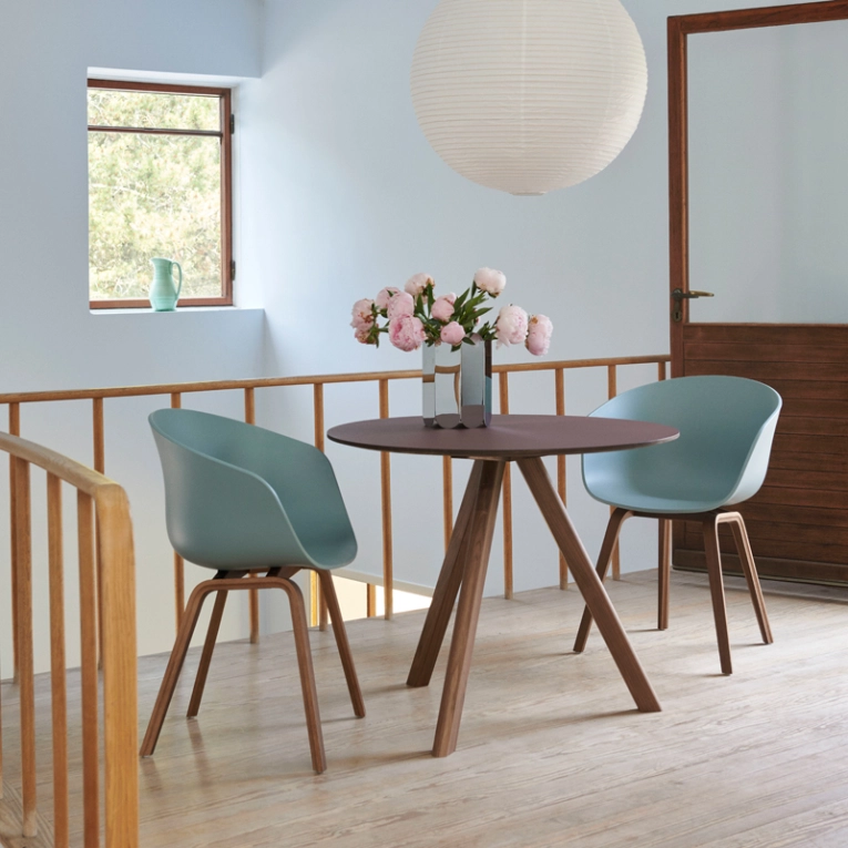 Table COPENHAGUE ROUND TABLE CPH20 Lino gris foncé/ noyer vernis à base d'eau HAY