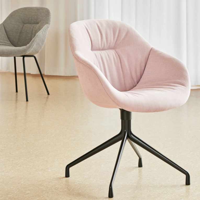 Chaise ABOUT A CHAIR AAC 121 SOFT Linara 415/ noir HAY