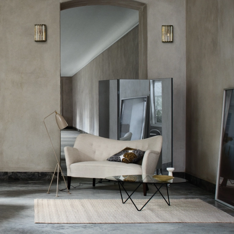 Lampadaire GRÄSHOPPA Gris chaud GUBI