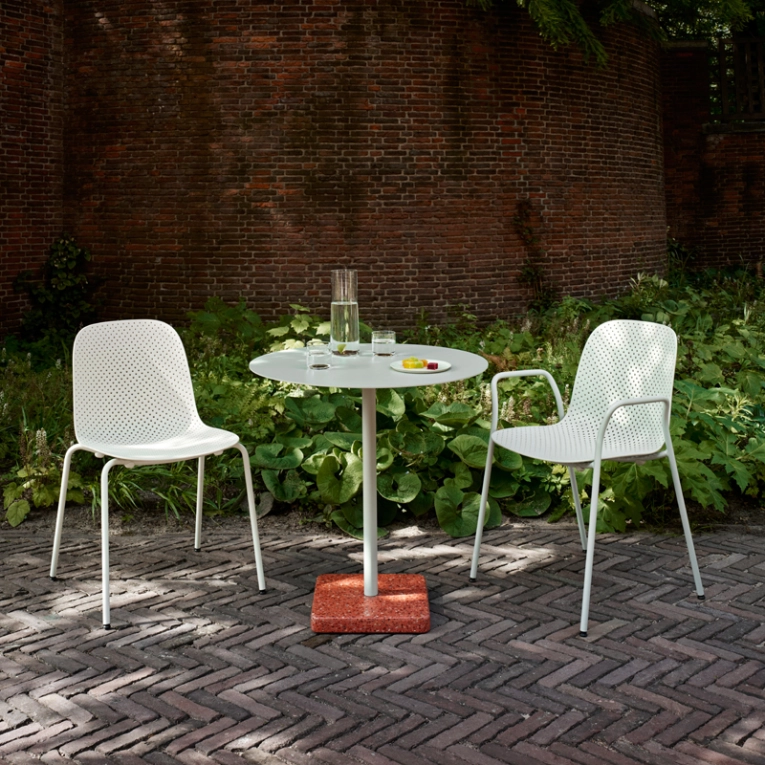 Table extérieur TERRAZZO Ø 70 Gris clair/ terrazzo rouge HAY